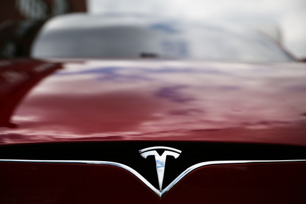 Las acciones de Tesla caen drásticamente en una venta masiva de tecnología, cayendo un 17% en las operaciones matutinas