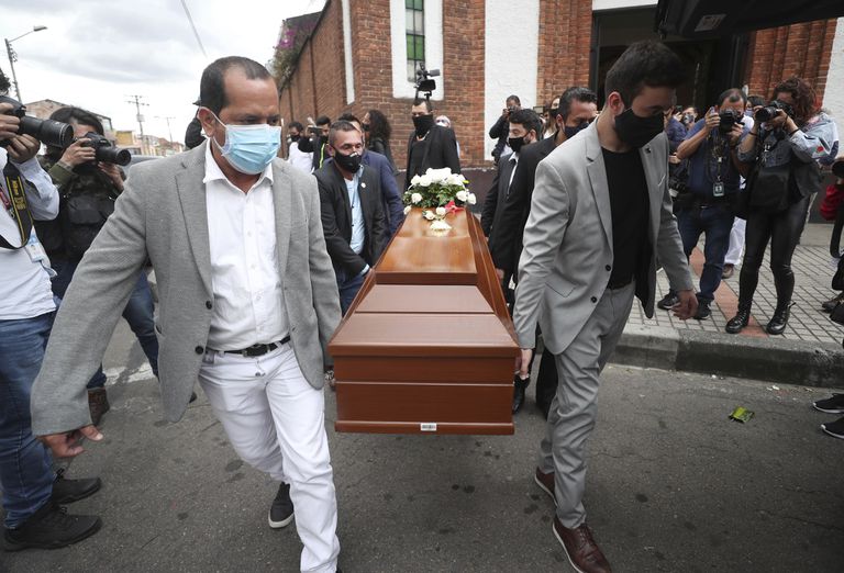 Familiares de Javier Ordóñez llevan su ataúd durante su entierro este miércoles en Bogotá.