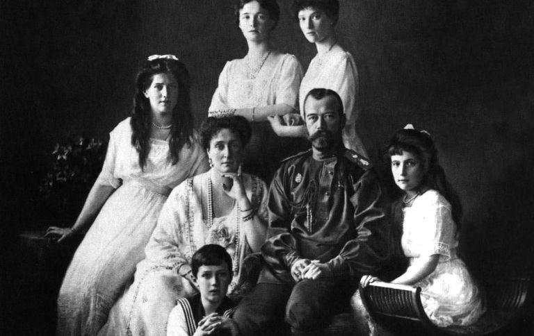 El zar Nicolás II y su esposa, Alejandra Fiódorovna, rodeados de sus hijos María, Tatiana, Olga, Anastasia (de izquierda a derecha) y Alekséi (abajo), en 1913.