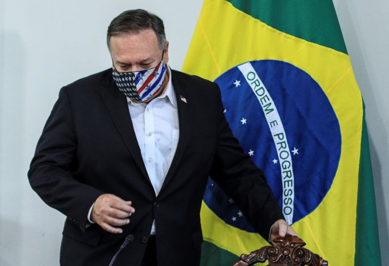 El secretario de Estado de EEUU, Mike Pompeo, y el canciller brasileño, Ernesto Araújo (fuera de cuadro), ofrecen una rueda de prensa este viernes 18 de septiembre en Pacaraima (Brasil).