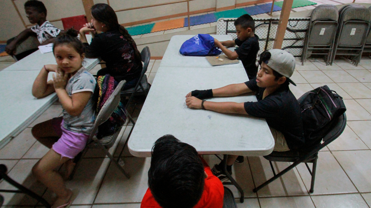 Niños migrantes estudian a distancia varados en la frontera mexicana