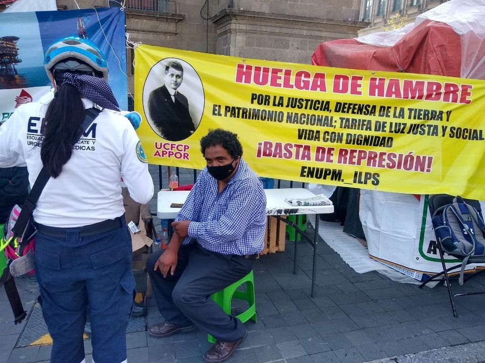 Pablo González líder social de Querétaro, mantiene huelga de hambre frente a Palacio Nacional