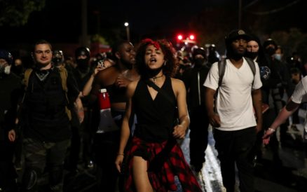 Policía de Portland arresta a manifestantes tras incidentes violentos durante protesta