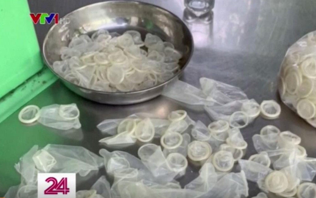 Policía de Vietnam confisca más de 300 mil condones reciclados para la venta