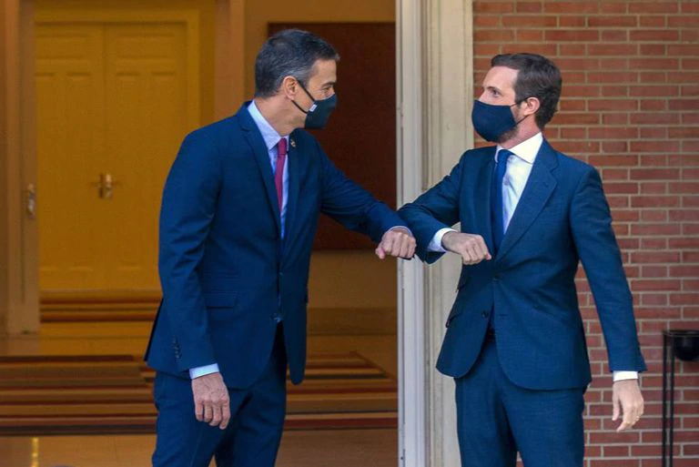 El Presidente de Gobierno Pedro Sánchez sale a recibir al líder del PP Pablo Casado en la Moncloa en Madrid.