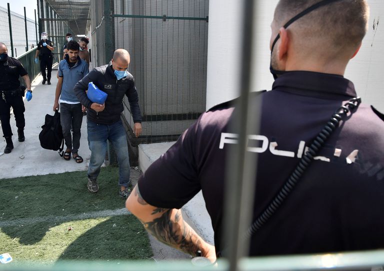 Agentes de la Policía Nacional esperan para trasladar a migrantes en Almería, el pasado miércoles.