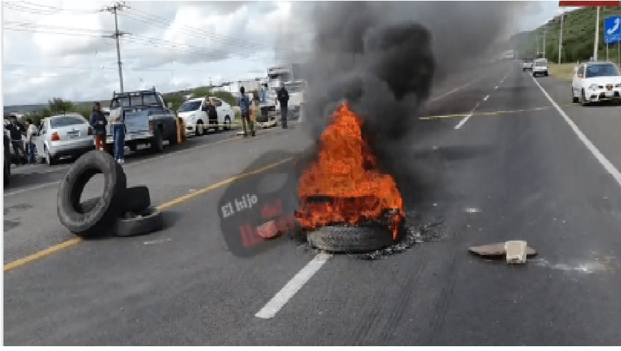 Se niegan liberar autopista Querétaro- Celaya, tensas negociaciones entre Guardia Nacional y  manifestantes