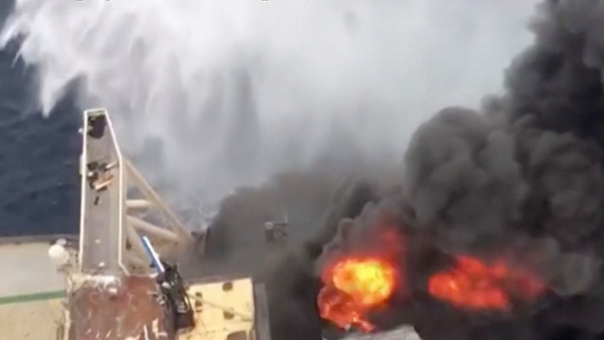 Se reinicia incendio en un gigantesco petrolero en alta mar