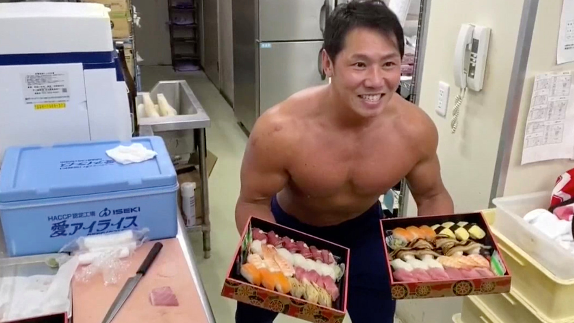 Sushi y músculos: las entregas a domicilio que son furor en Japón