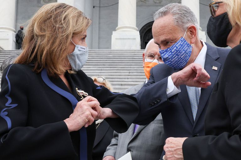 Los demócratas Nancy Pelosi y Chuck Schumer se saludan en el Capitolio.