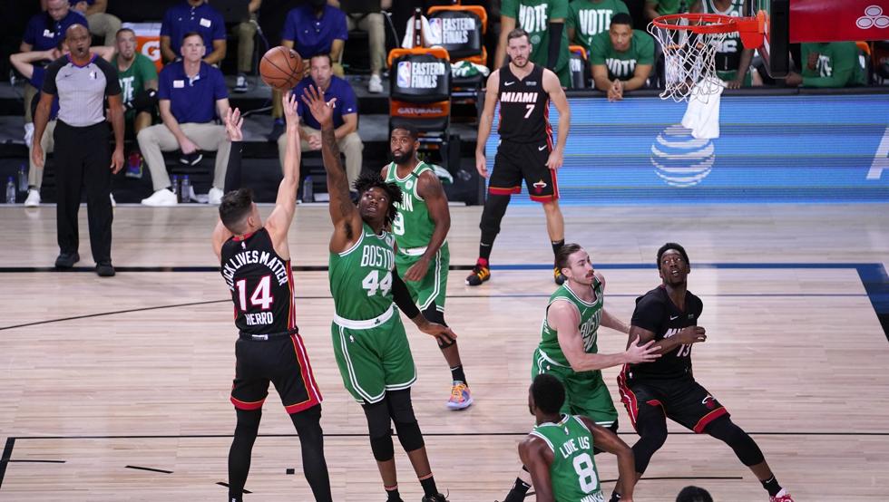 Herro lanza por encima de Williams durante el cuarto partido entre los Heat y los Celtics.
