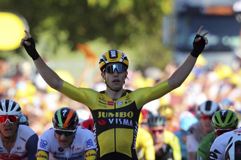 El belga Wout Van Aert cruza la línea de meta para ganar la quinta etapa del Tour de Francia este miércoles 2 de septiembre.