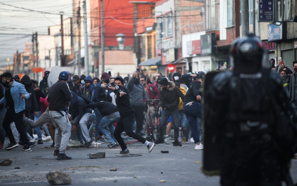 Violentas protestas en Bogotá tras la muerte de un hombre en custodia policial | Imágenes fuertes