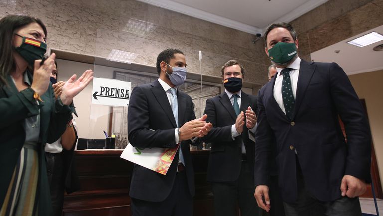 Diputados de Vox aplauden a Santiago Abascal tras presentar la moción de censura en el registro del Congreso.