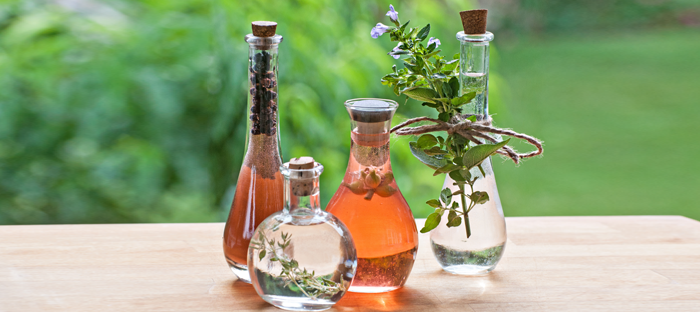 Una colección de vinagre y aceites en botellas de varios tamaños. 