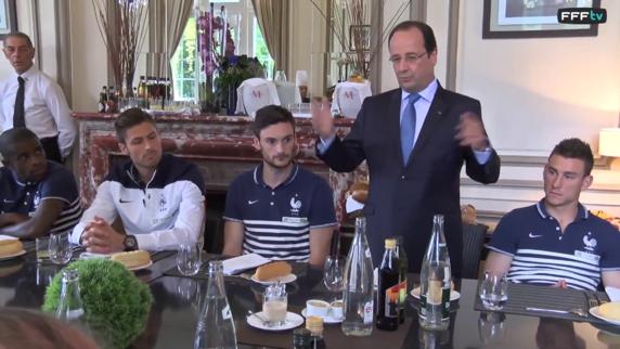 François Hollande estuvo flanqueado por dos jugadores blancos