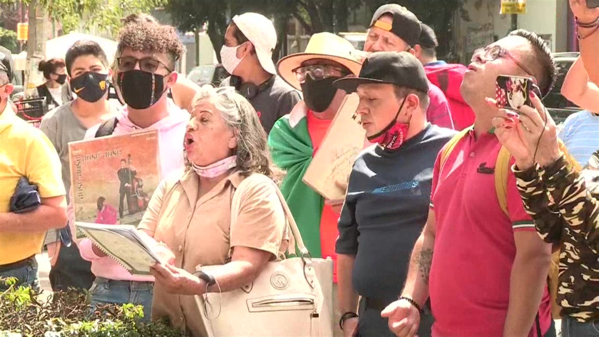 Fans mexicanos le cantan a José José a un año de su muerte