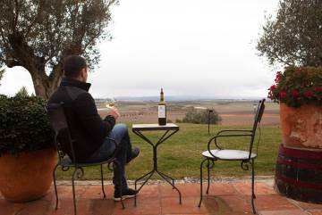 Terraza con vistas a los viñedos de la bodega Pago de Cirsus, cerca de Tudela (Navarra).