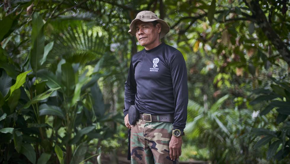 José Gregorio, líder de la Guardia Indígena del Ambiental (G.I.A.), posa para un retrato en las selvas amazónicas que rodean el río Amacuyacu a su paso por Colombia. Pincha en la imagen para ver la fotogalería.