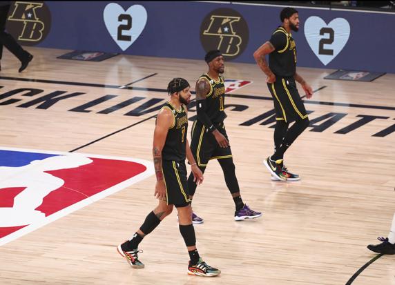 Los Lakers arrollaron a Miami en una exhibición de juego colectivo.