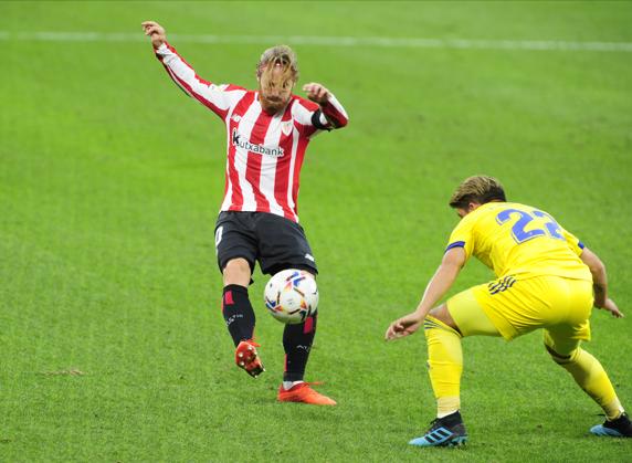 El Athletic fue incapaz de romper el entramado defensivo que planteó el Cádiz