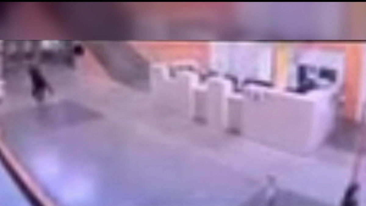 Video de seguridad capta ataque a un oficial en estación de policía