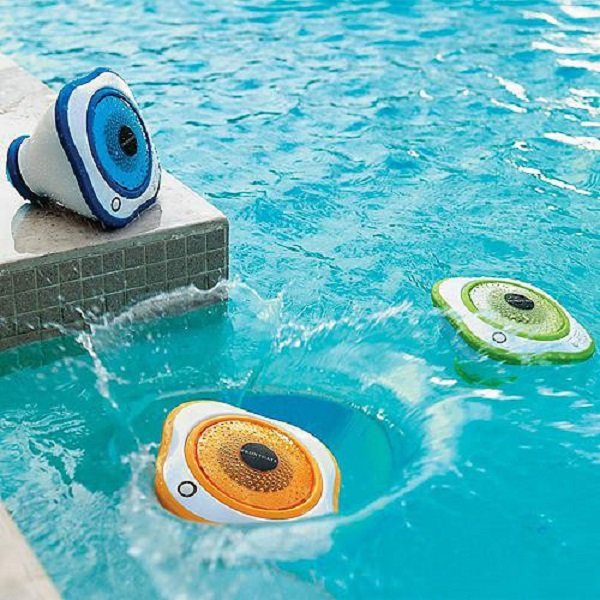altavoces flotantes para piscina