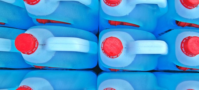 botellas azules de detergente