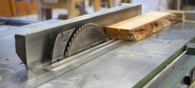 sierra de mesa cortando madera