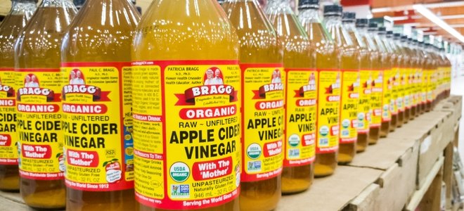 filas de botellas de vinagre de sidra de manzana