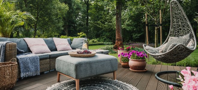 muebles en una terraza al aire libre en un patio con árboles