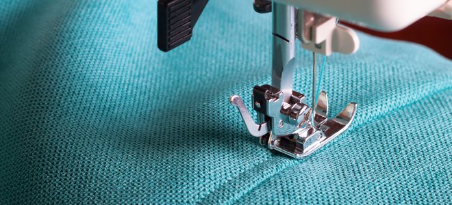 máquina de coser cosiendo una puntada doble