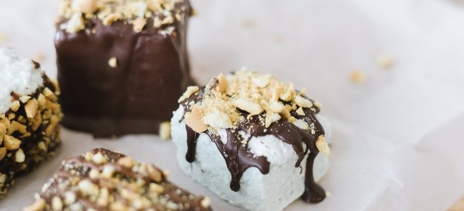 deliciosos malvaviscos caseros bañados en chocolate con nueces desmenuzadas