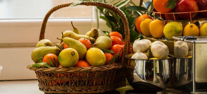 frutas en cestas en una despensa organizada