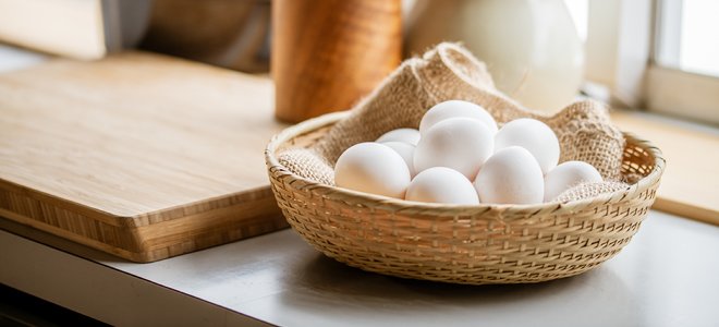 Cesta de huevos blancos en la cocina