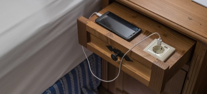 Puerta de carga del teléfono en el armario junto a la cama