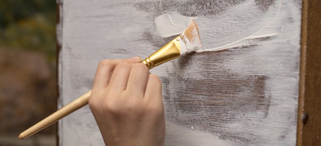 pintar a mano una superficie de madera con pintura de tiza