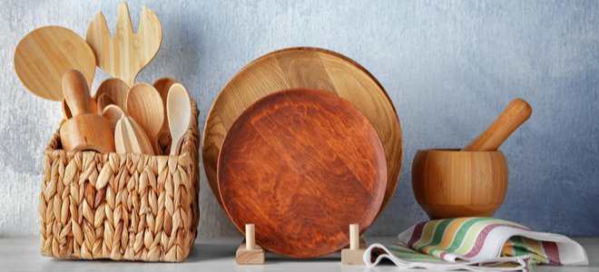 utensilios de cocina naturales y de madera organizados en una exhibición ordenada