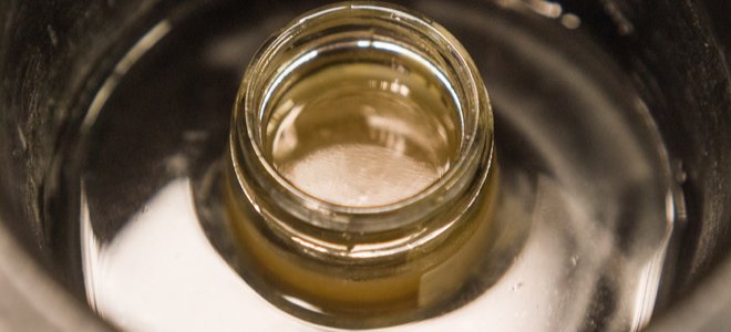 Derretir cera en un frasco de vidrio dentro de una olla de caldera