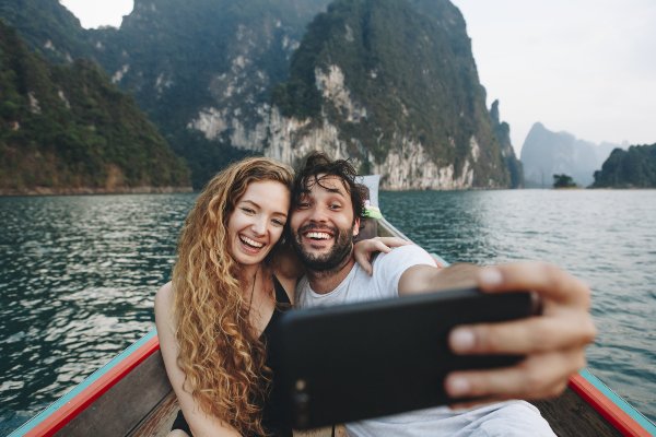 pareja tomando un selfie en un barco