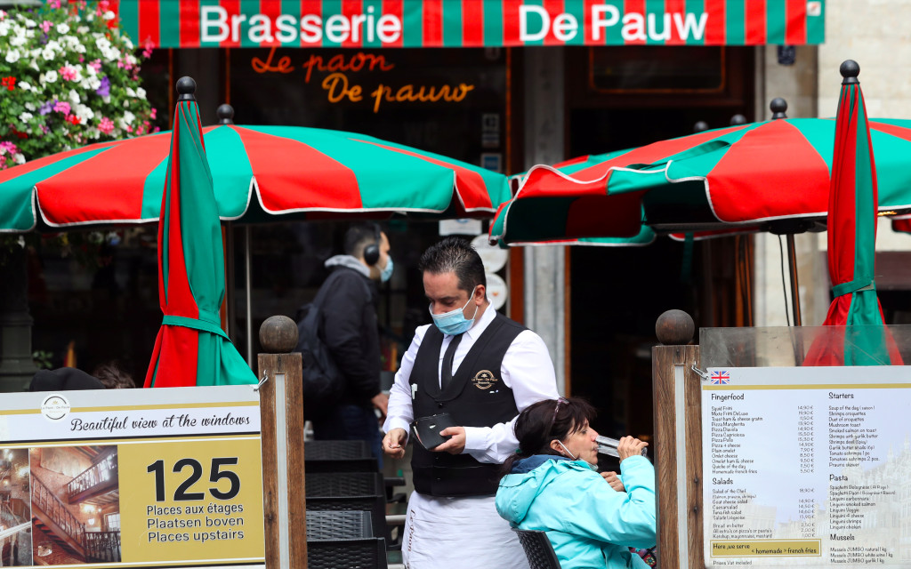 Bruselas cerrará cafés y bares ante el resurgimiento de casos de Covid