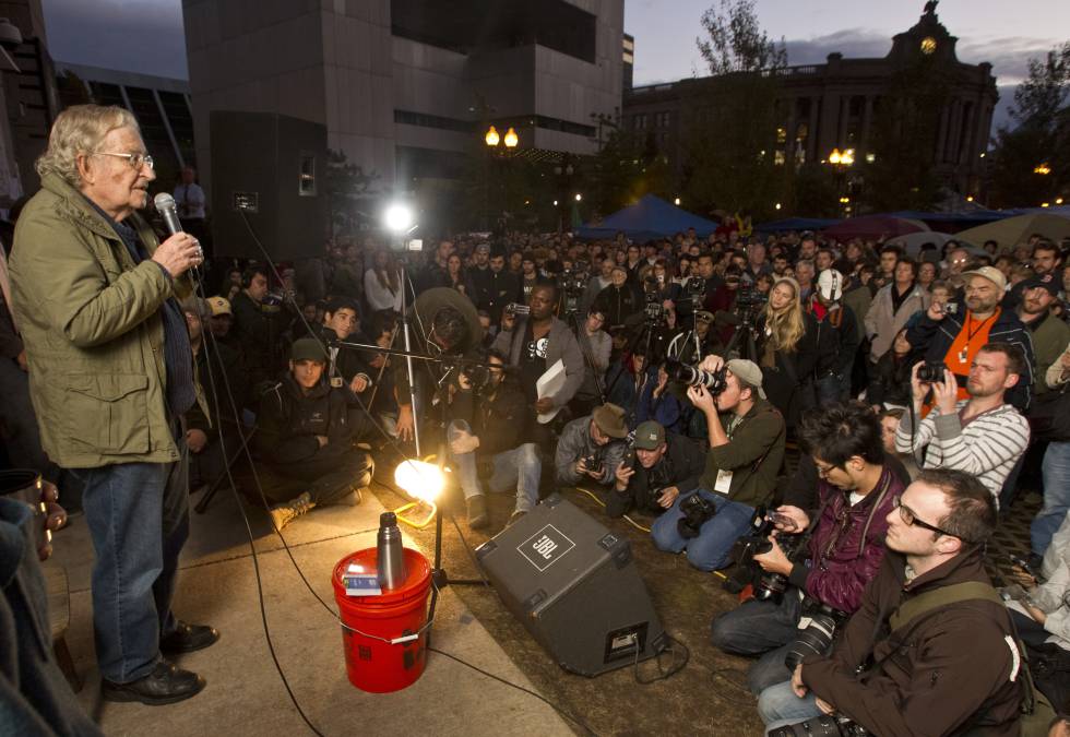 Noam Chomsky, impartiendo una clase en la Free School University, iniciativa del colectivo Occupy Boston, en octubre de 2011.