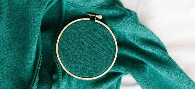 Proyecto de bordado de ropa: anillo que sujeta la tela de una camisa