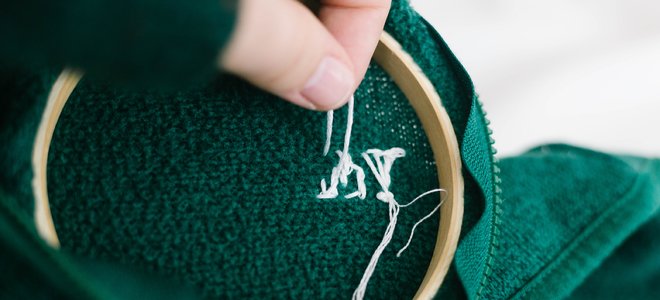 proyecto de bordado de ropa: letras de costura desde la parte posterior