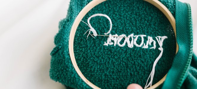 proyecto de bordado de ropa: anillo que sujeta la tela desde la parte posterior