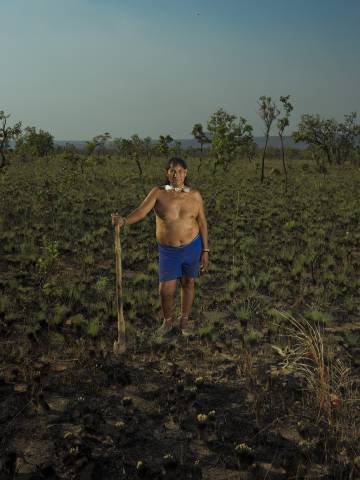 Paolo Cesar, jefe de la tribu xavante, en una parcela que se quemó para regenerar la vegetación.