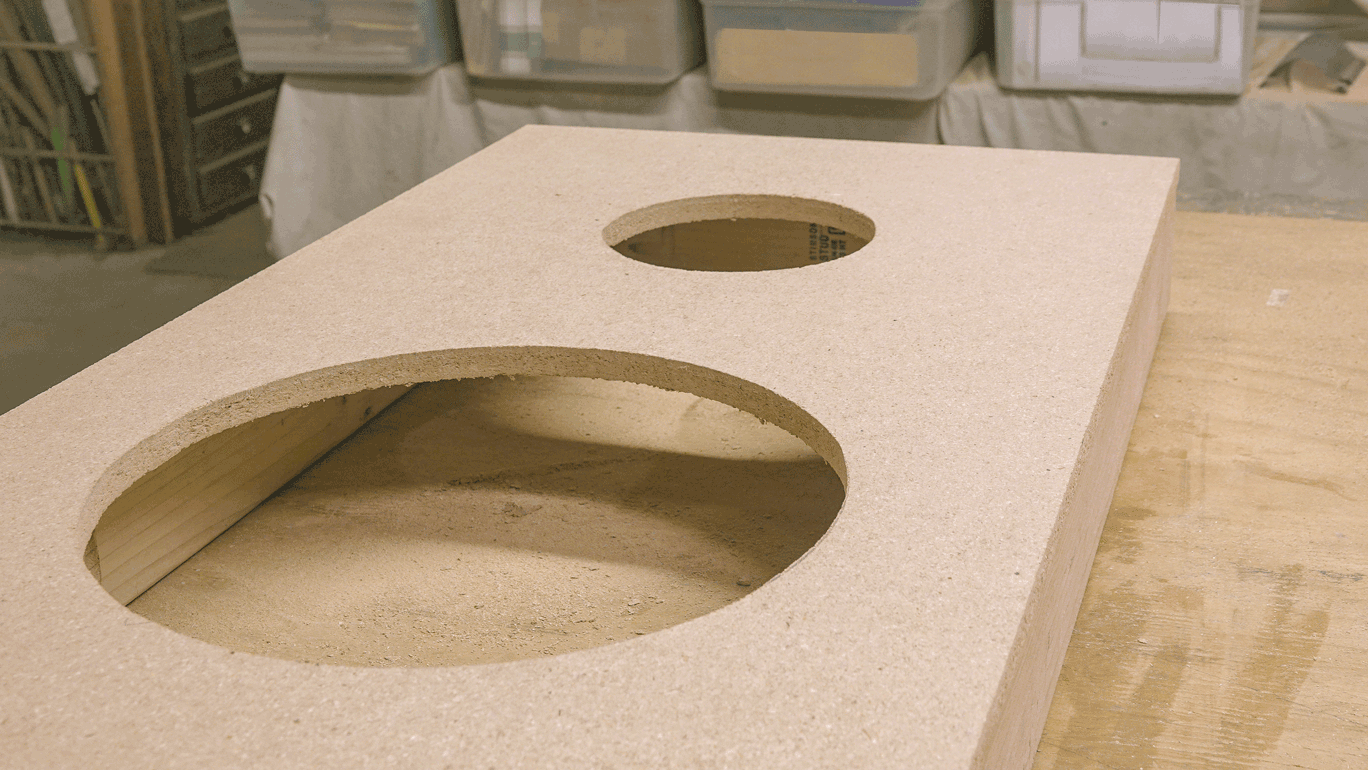 Dos agujeros cortados en tablero cornhole