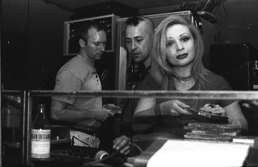 Nacho Canut (a la izquierda de la imagen) con Alaska en la cabina de la discoteca madrileña Morocco a comienzos de los años noventa.