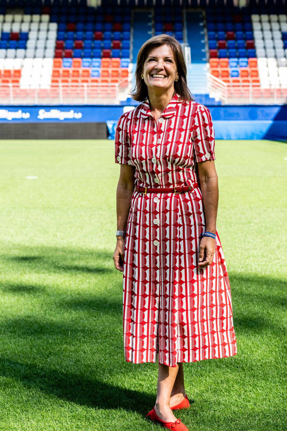 La presidenta del Eibar, en el estadio de este equipo de fútbol de Primera División.