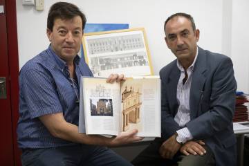 Antonio Gámiz (izquierda) y Pedro Barrero muestran su artículo sobre la puerta de Triana, en la Escuela de Arquitectura de Sevilla.